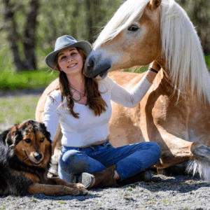 Alena Trojer zusammen mit ihrem Hund und ihrem Haflinger