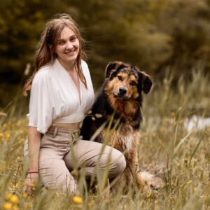 Alena Trojer und ihr Trainingshund Barney