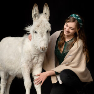 Alena Trojer mit Zwergesel Pedro